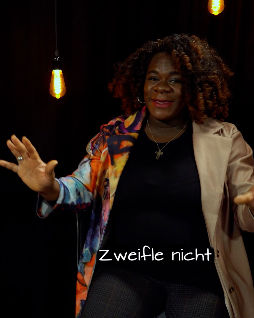 Ein Bildausschnitt der Saengerin Sara Chrislaine Pfister-Ndes während dem Video 'Ich weiß wem ich dien'